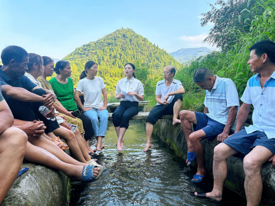 通山：溪水邊 聽民聲 話廉潔